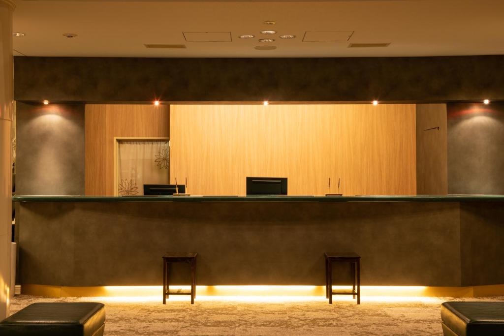 una sala de espera vacía con una barra y sillas en Hashidate Bay Hotel, en Yosano