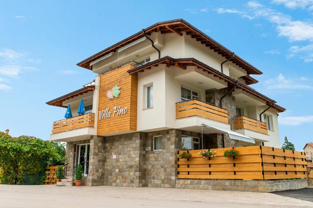 un gran edificio con balcones de madera. en Villa Pino en Velingrad