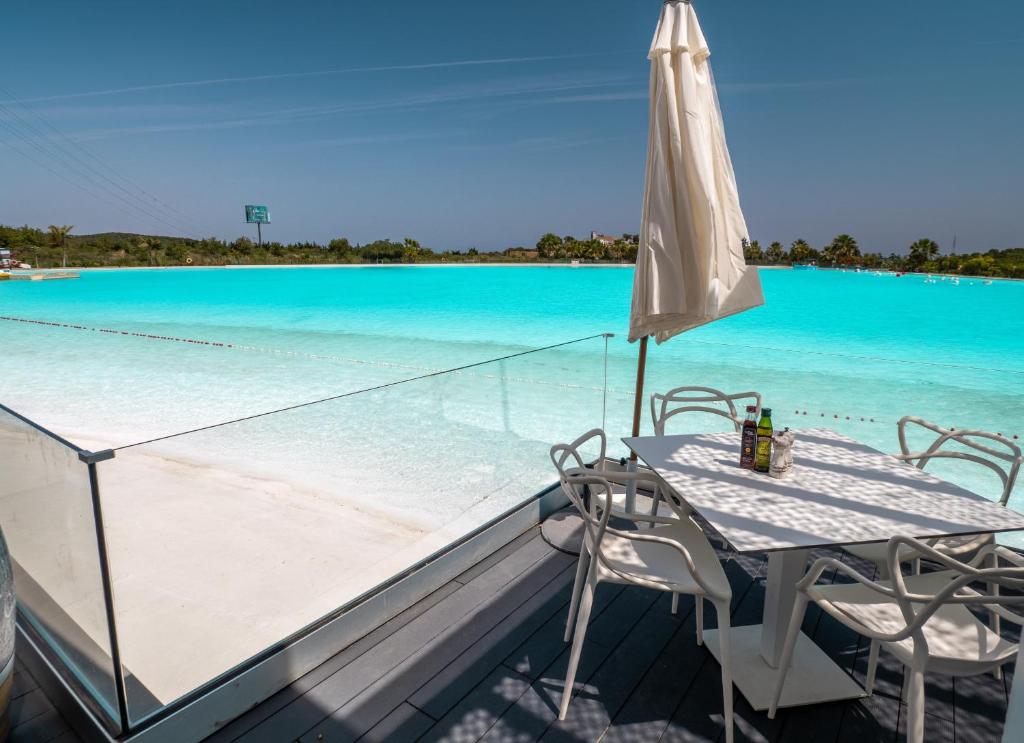 Bazén v ubytování 2214-Modern apt with private beach nebo v jeho okolí