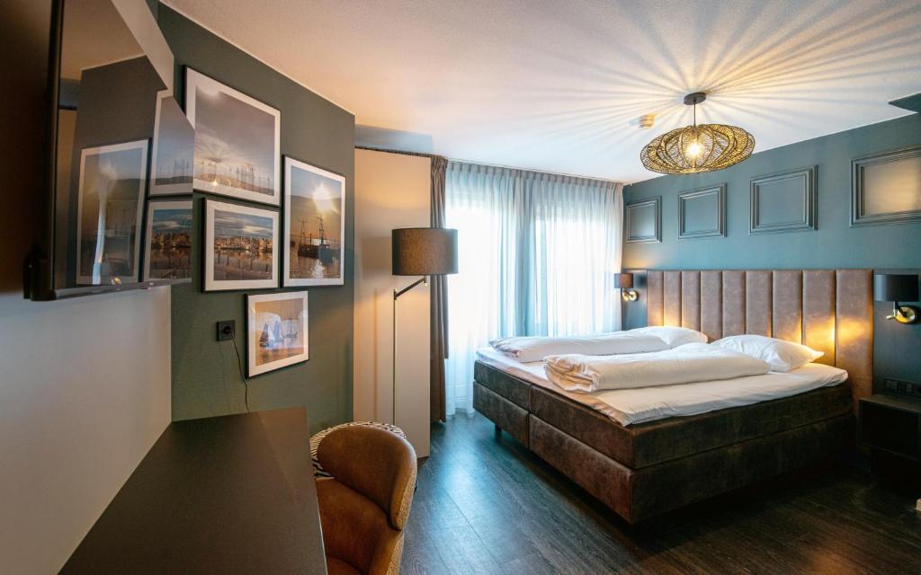 ein Hotelzimmer mit einem Bett und einer Lampe in der Unterkunft Hotel Old Dutch in Volendam