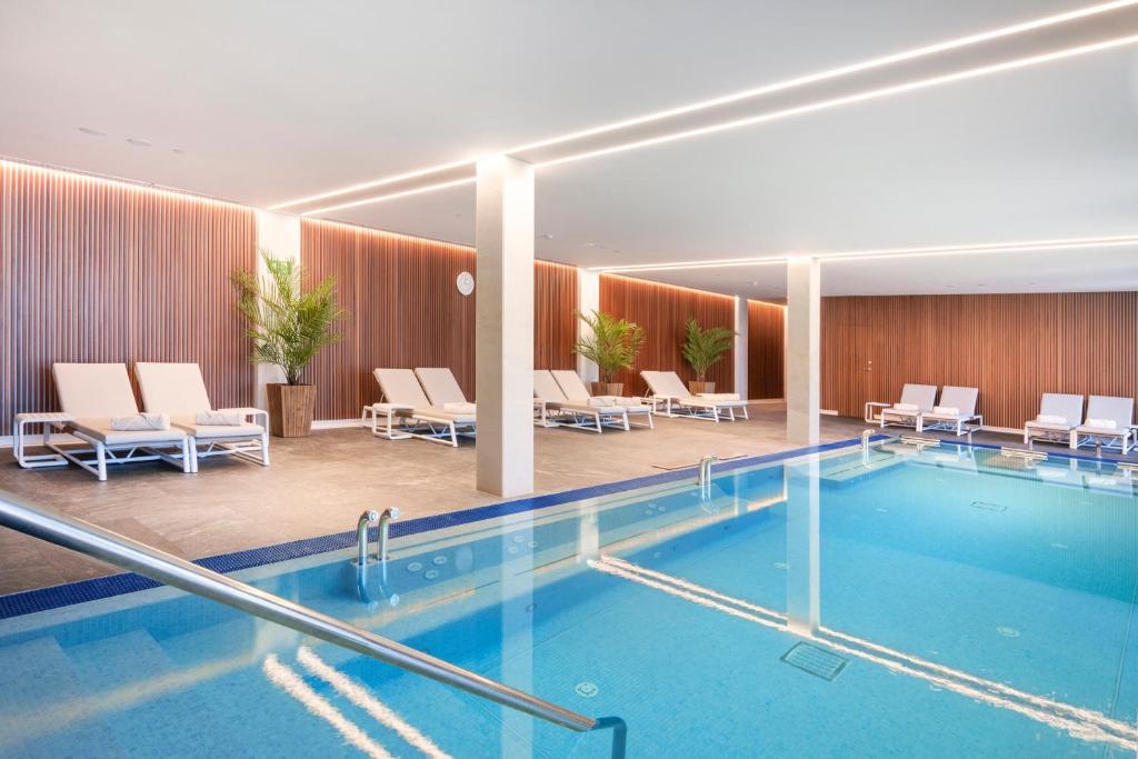 Bazén v ubytování Hotel Marina Badalona nebo v jeho okolí