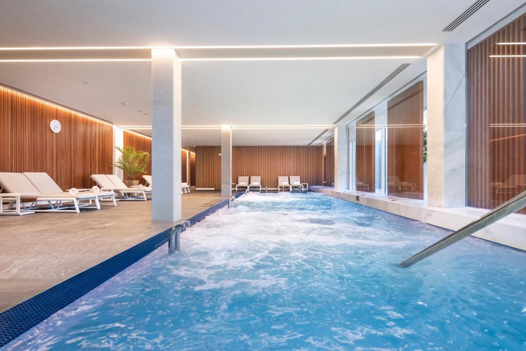 Bazén v ubytování Hotel Marina Badalona nebo v jeho okolí