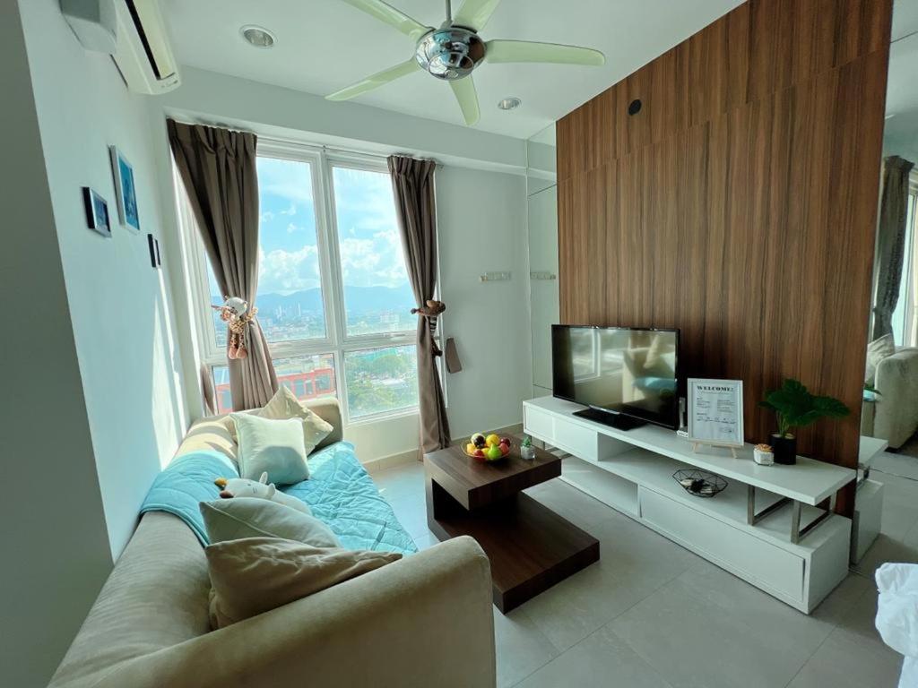 uma sala de estar com um sofá e uma televisão em Mansion One by PerfectSweetHome Ocean Concept em George Town