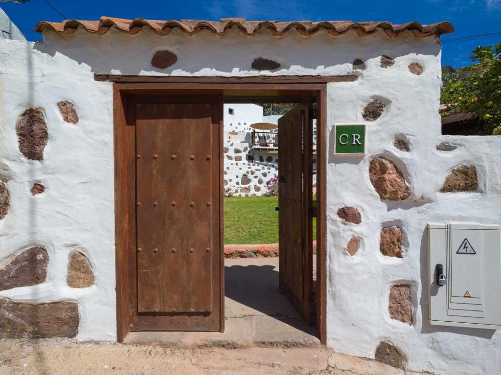 聖露西亞的住宿－Casa rural cercado de don paco，石头建筑一侧的门