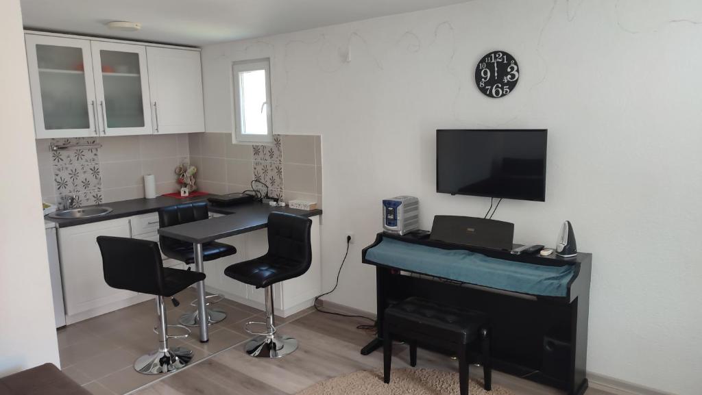 a living room with a table and a piano at Studio Centar in Petrovac na Mlavi