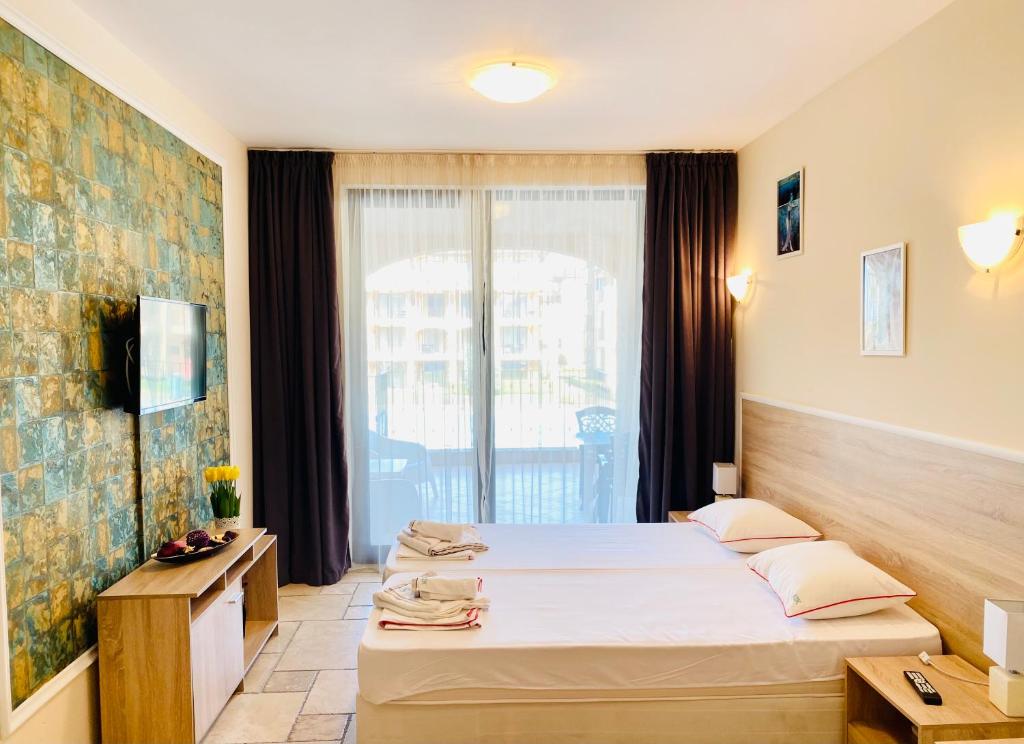 een hotelkamer met een bed en een raam bij Royal Studio Sea View by Kaliakria in Topola