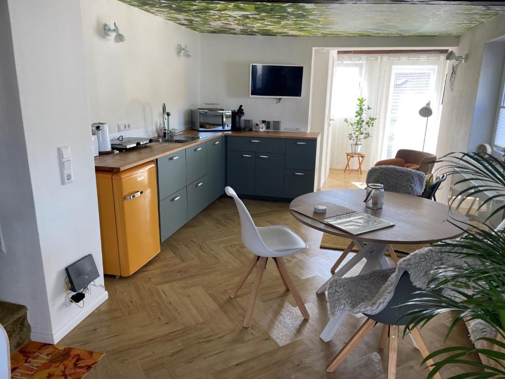 威斯特堡的住宿－Ferienhaus Ferienwohnung Petermännchen，一间带桌子的厨房和一间餐厅
