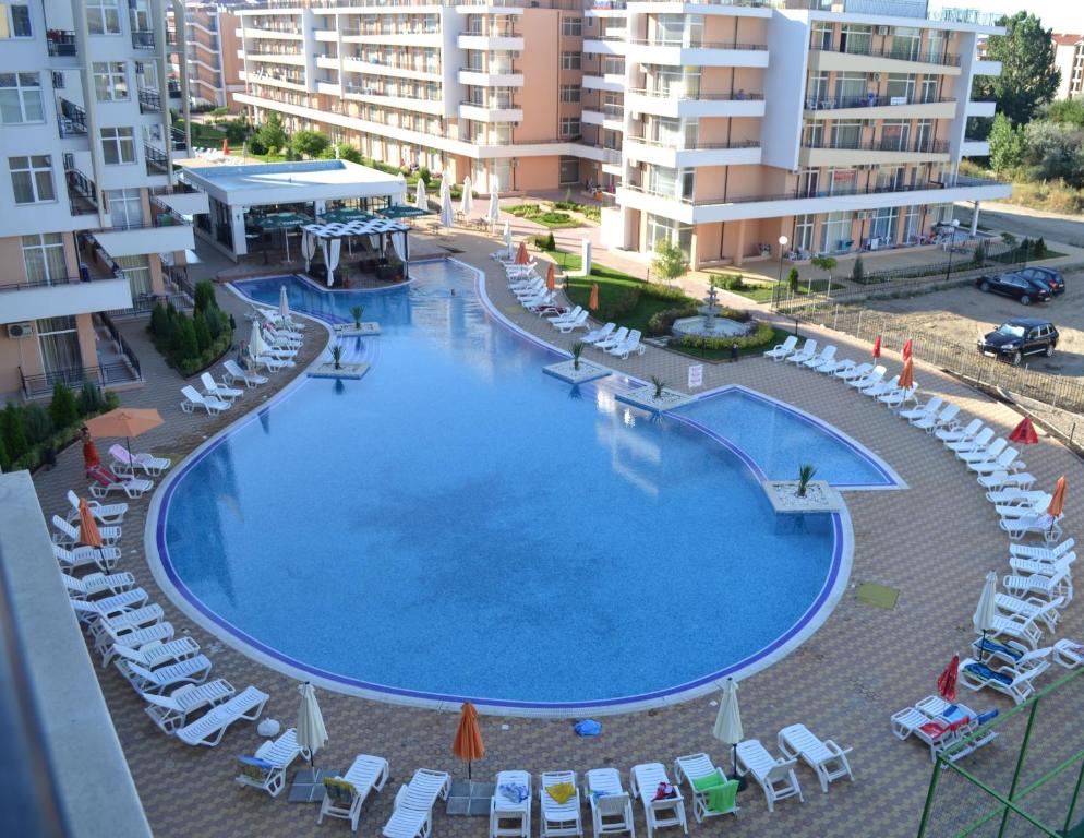 Bazén v ubytování Grand Kamelia Apartment nebo v jeho okolí