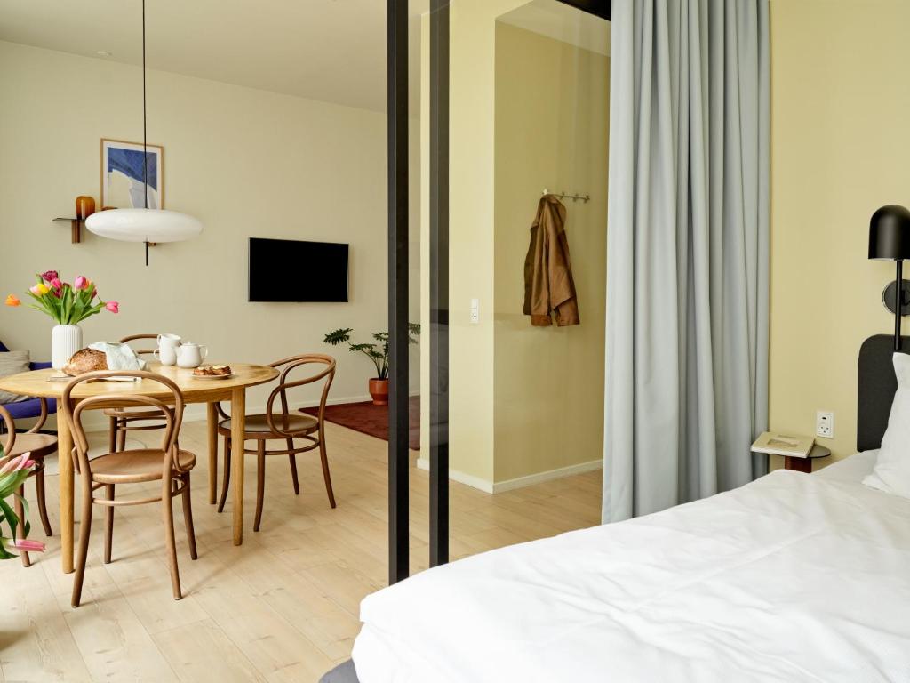 Postel nebo postele na pokoji v ubytování Apēron Apartment Hotel