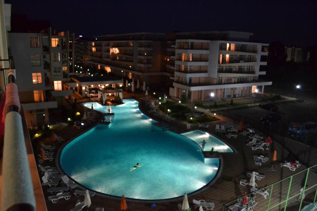 Bazén v ubytování Grand Kamelia Apartment nebo v jeho okolí