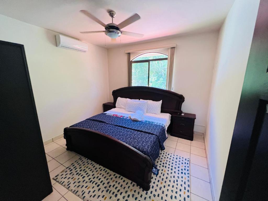 Un ou plusieurs lits dans un hébergement de l'établissement Casa Serena's Perfect Surfing Retreat