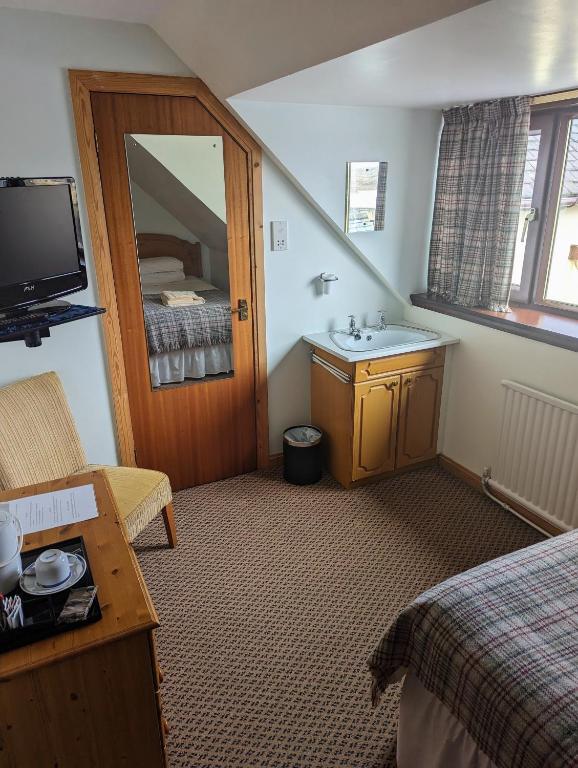 Postel nebo postele na pokoji v ubytování Doune Braes Hotel
