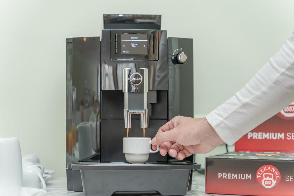 Příslušenství pro přípravu čaje a kávy v ubytování Hotel Kindler 2,0 Self-Check-In