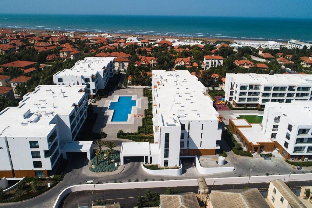 una vista aérea de una ciudad con edificios blancos en Apartment in Sea Breeze - Park Residence, en Baku