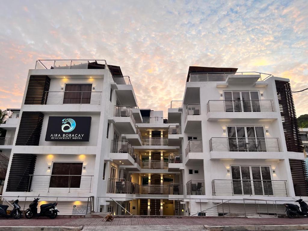 長灘島的住宿－Aira Boracay Hotel，白色的公寓楼,上面有标志