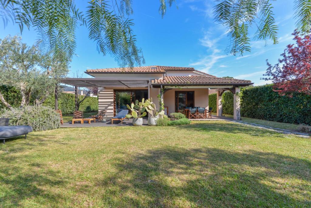 un cortile con gazebo e un prato di Villa Chiuso Torto a Campo nell'Elba