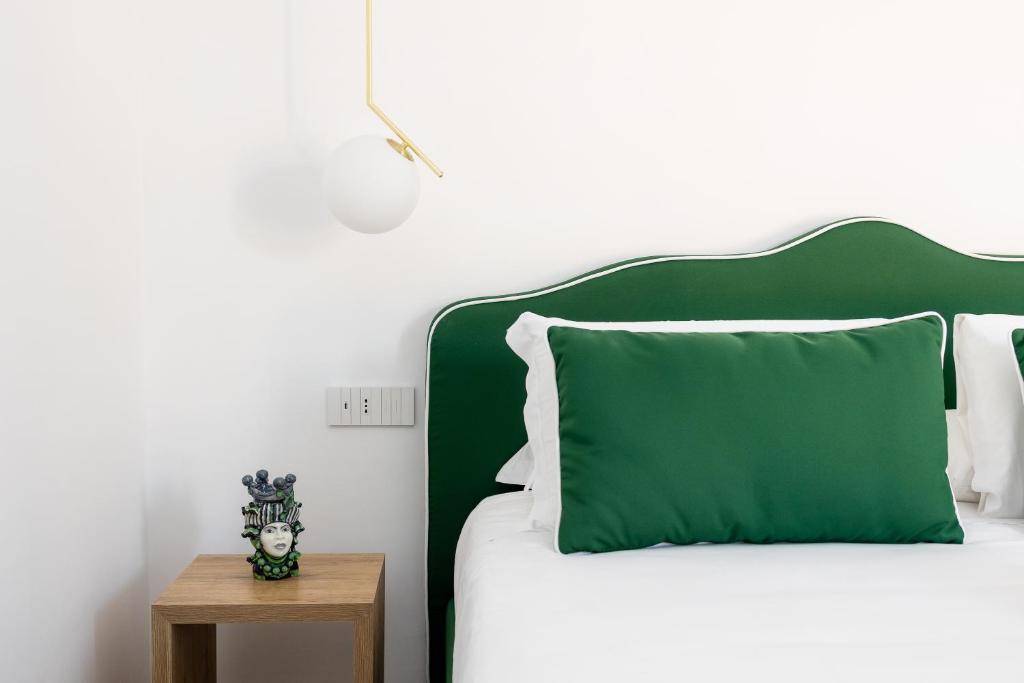 Postel nebo postele na pokoji v ubytování Vittoria Rooms Sorrento
