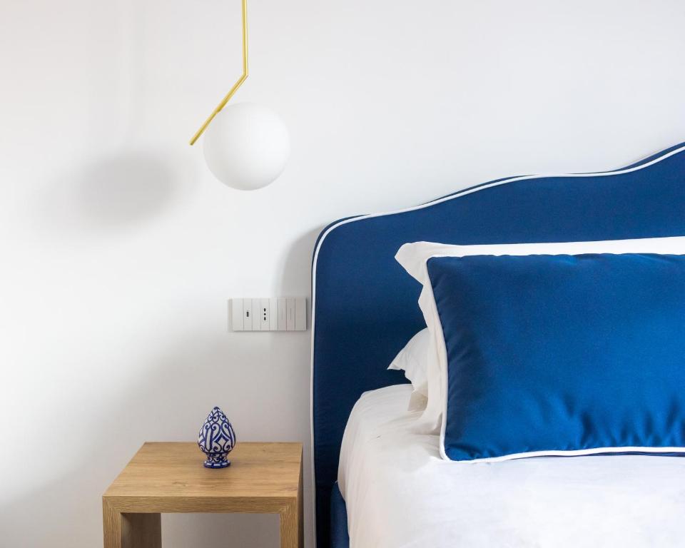 Postel nebo postele na pokoji v ubytování Vittoria Rooms Sorrento