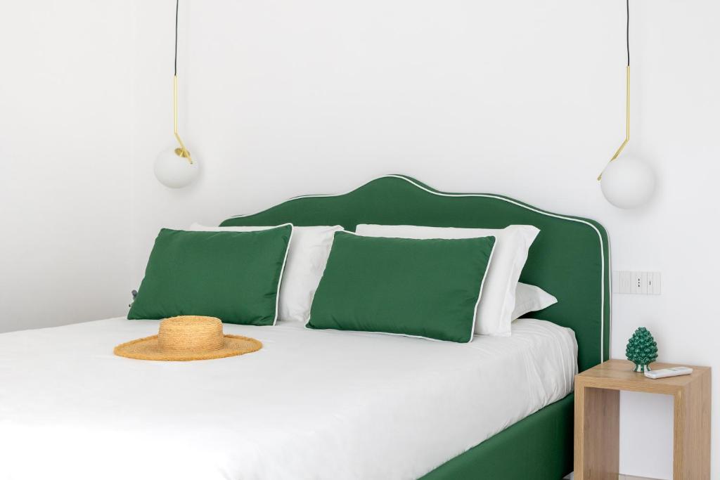 Postel nebo postele na pokoji v ubytování Vittoria Rooms Sorrento