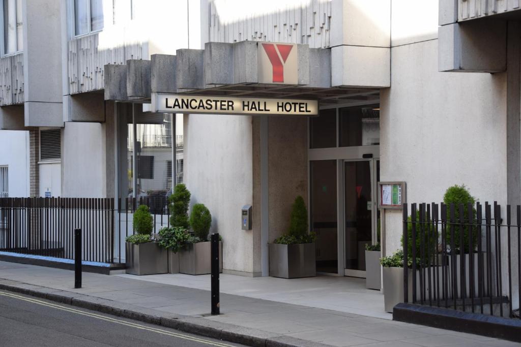 ein Gebäude mit einem Schild für ein Hotel in der Unterkunft Lancaster Hall Hotel in London