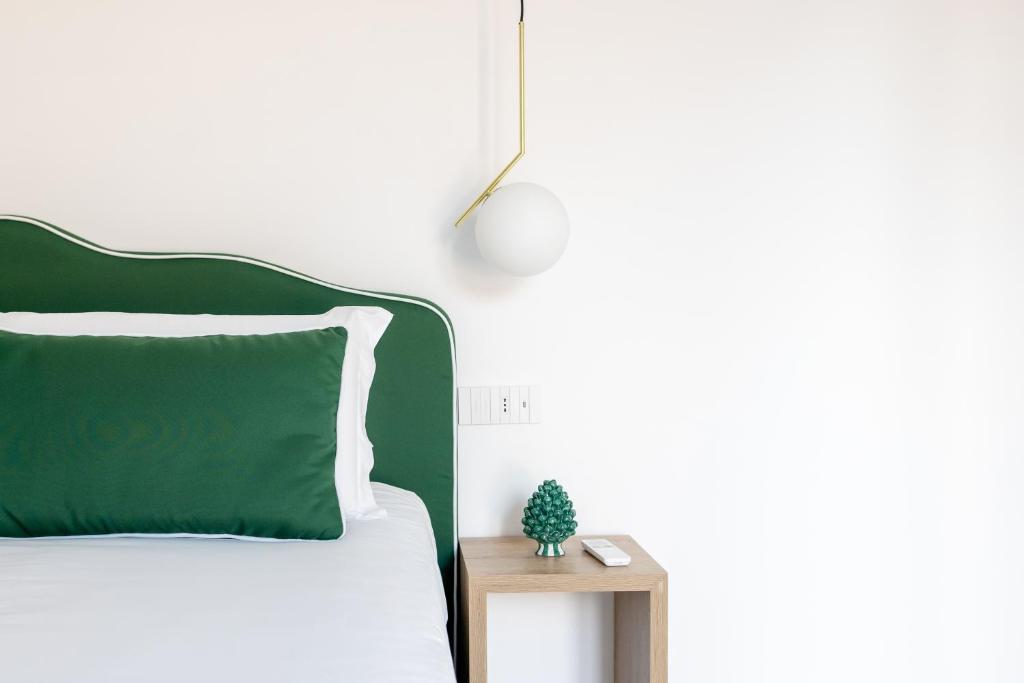 Postel nebo postele na pokoji v ubytování Vittoria Rooms Sorrento