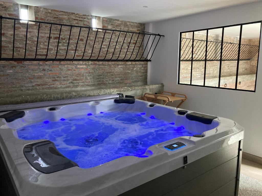 una gran bañera azul en una habitación en Gite de l'épine en Haute-Épine