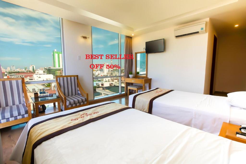 pokój hotelowy z 2 łóżkami i oknem w obiekcie Nhat Linh hotel & Apartment w mieście Da Nang