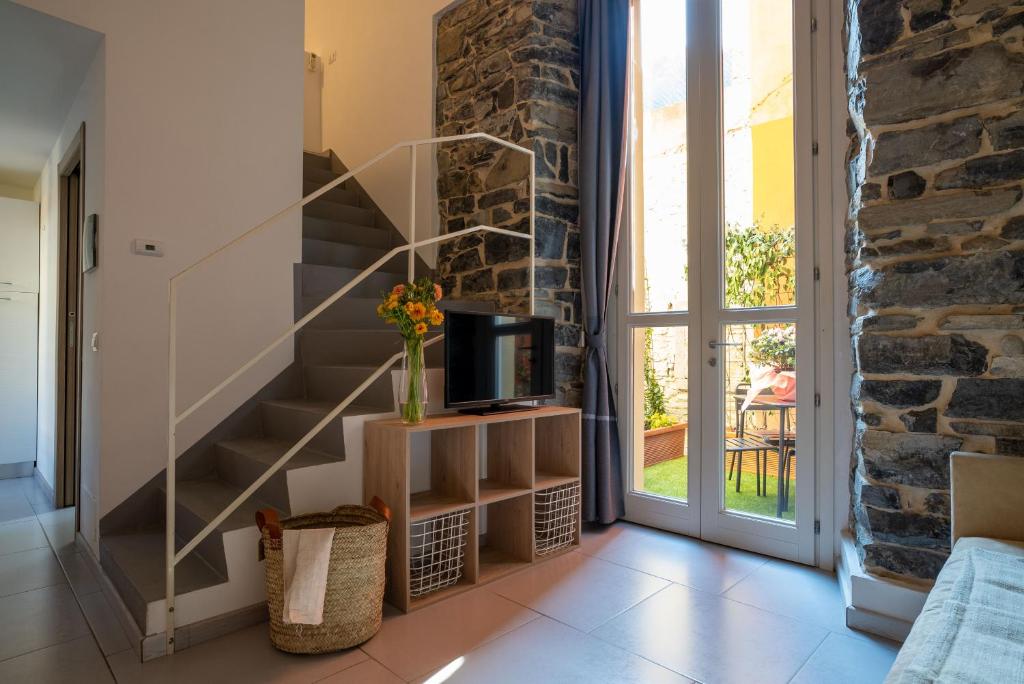 ein Wohnzimmer mit einer Treppe und einem TV in der Unterkunft Home Waves Como in Como
