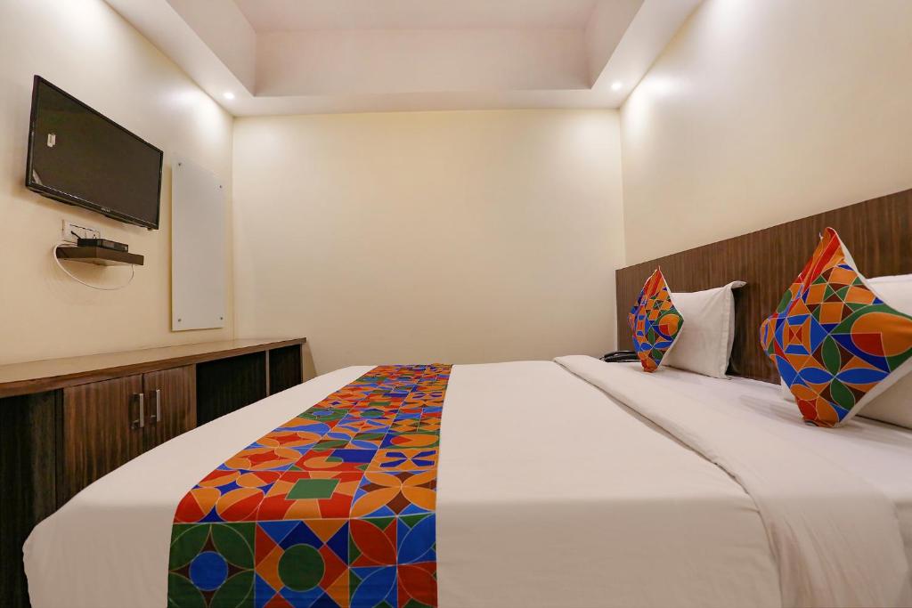 Postel nebo postele na pokoji v ubytování FabExpress Kapashera Residency Near IGI Airport New Delhi