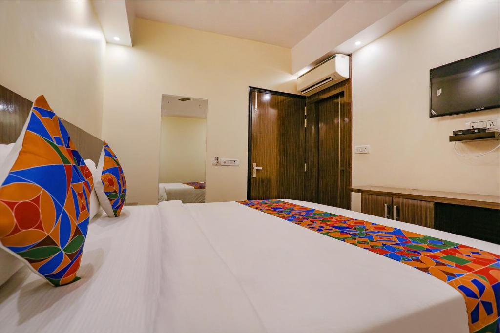 Postel nebo postele na pokoji v ubytování FabExpress Kapashera Residency Near IGI Airport New Delhi