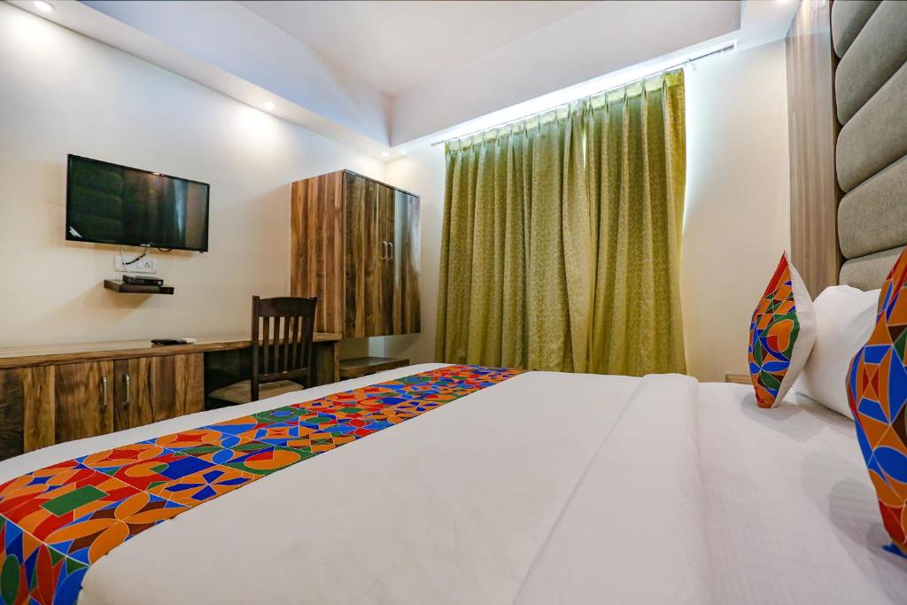 Postel nebo postele na pokoji v ubytování FabExpress Kapashera Residency Near IGI Airport New Delhi