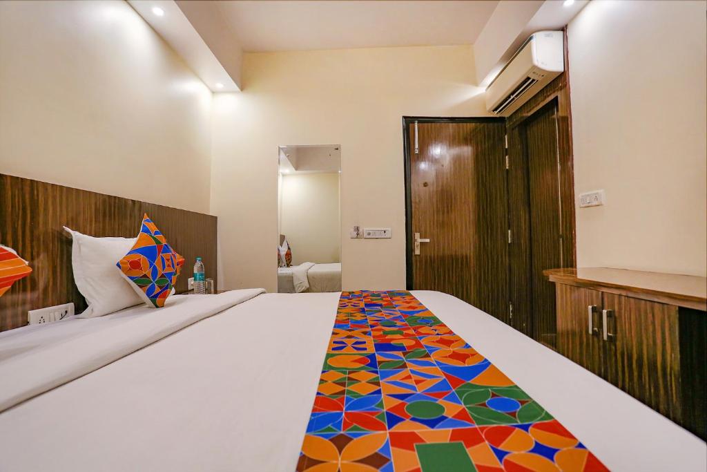 Postel nebo postele na pokoji v ubytování FabExpress Kapashera Residency Near IGI Airport New Delhi