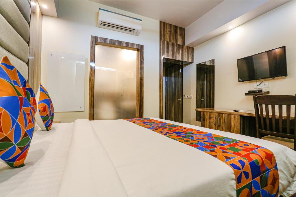 Postel nebo postele na pokoji v ubytování FabExpress Kapashera Residency Near IGI Airport New Delhi