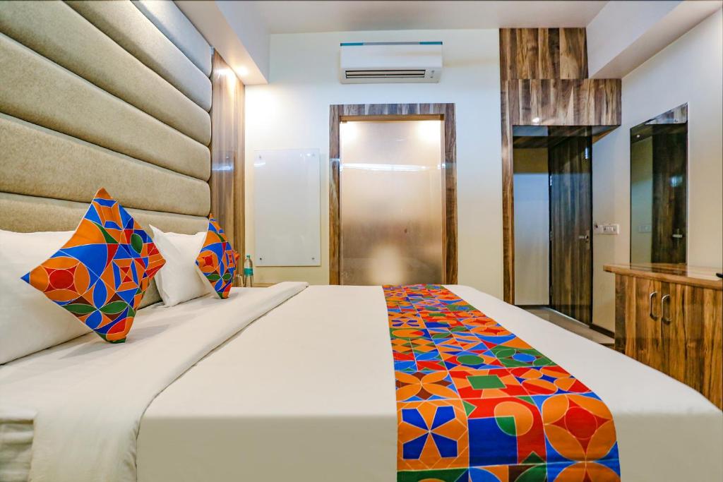 Postel nebo postele na pokoji v ubytování FabExpress Kapashera Residency Near IGI Airport New Delhi