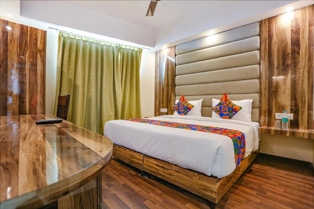 Postel nebo postele na pokoji v ubytování FabExpress Kapashera Residency Near IGI Airport New Delhi
