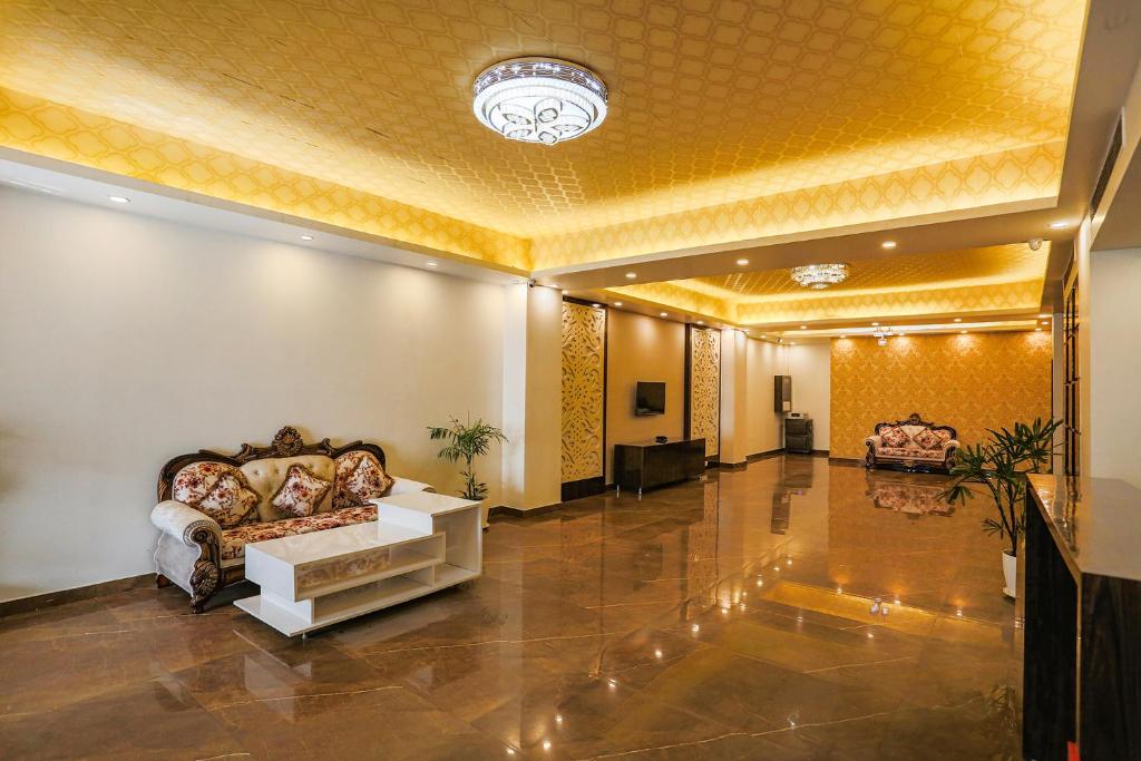 Posezení v ubytování FabExpress Kapashera Residency Near IGI Airport New Delhi