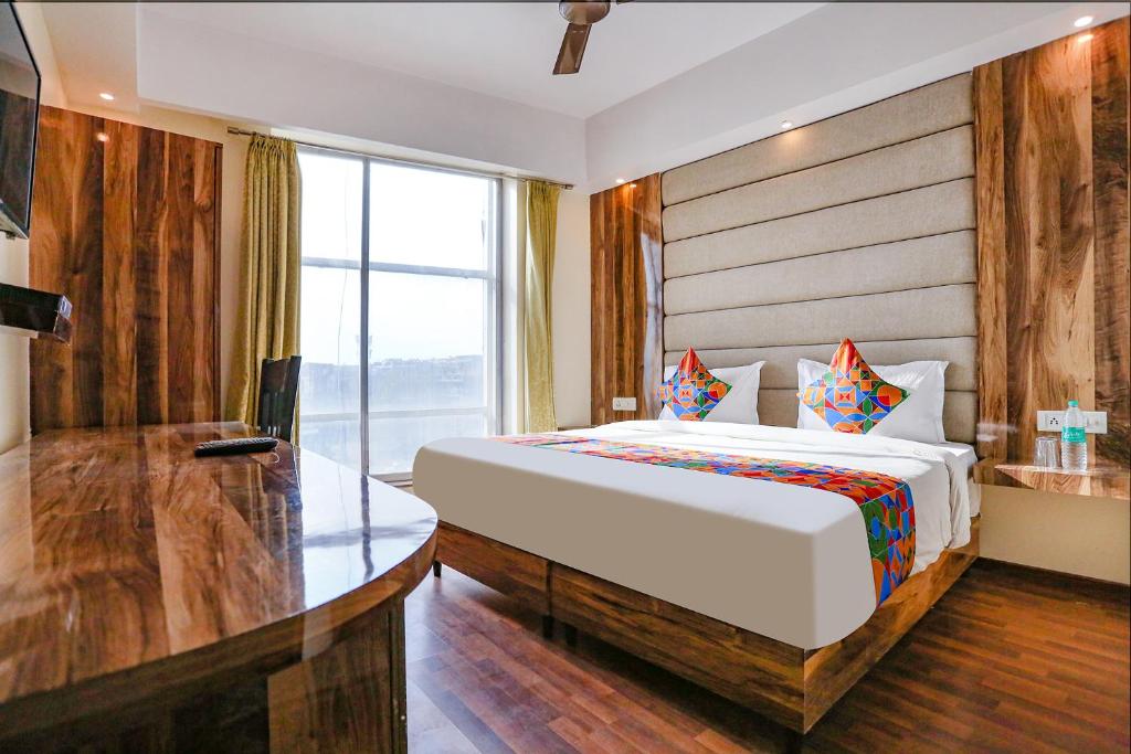 Postel nebo postele na pokoji v ubytování FabExpress Kapashera Residency Near IGI Airport New Delhi