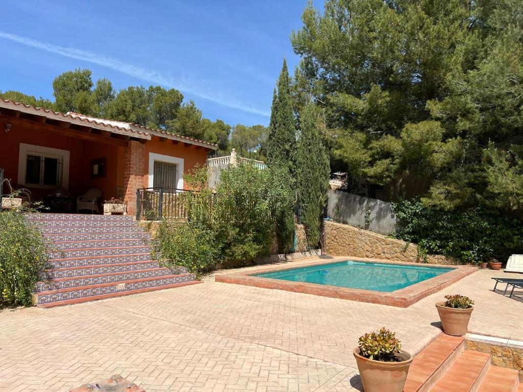 una casa con piscina en un patio en Chalet rural con piscina en plena naturaleza, en Tibi