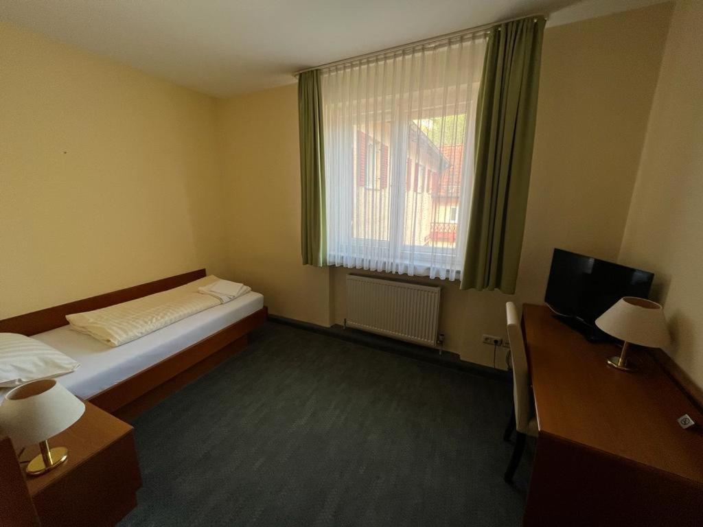 Postel nebo postele na pokoji v ubytování Hotel-Gasthof Postbräu Dingolfing