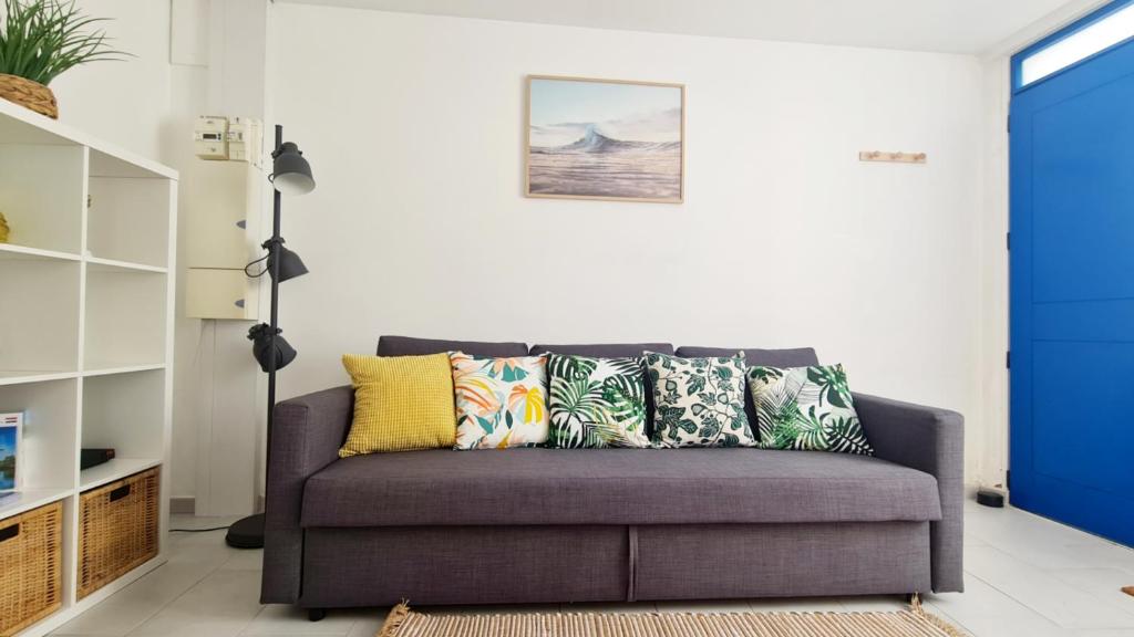 un soggiorno con divano grigio e cuscini colorati di Superbe appartement a Dreux
