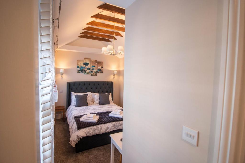 um pequeno quarto com uma cama num quarto em Luxury 1 bed studio at Florence House, in the centre of Herne Bay and 300m from beach em Herne Bay