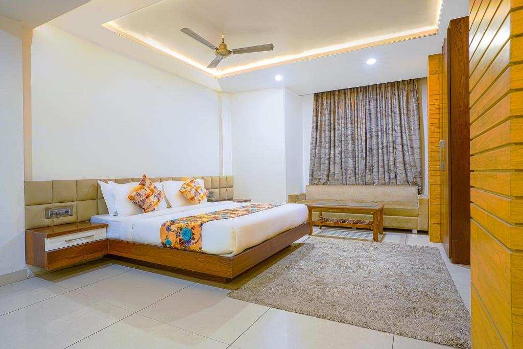 - une chambre avec un lit king-size et une fenêtre dans l'établissement FabHotel Jewel Palace, à Bhopal