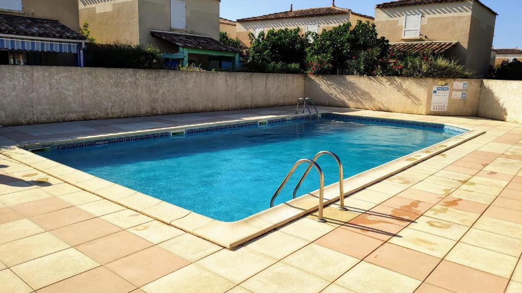 Bazén v ubytovaní LAVANDINES I Joli T3 villa mitoyenne piscine proche plage Rochelongue Cap d'Agde alebo v jeho blízkosti