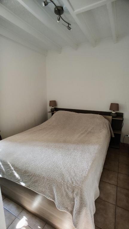 Posteľ alebo postele v izbe v ubytovaní LAVANDINES I Joli T3 villa mitoyenne piscine proche plage Rochelongue Cap d'Agde