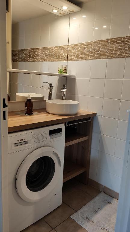 Kuchyňa alebo kuchynka v ubytovaní LAVANDINES I Joli T3 villa mitoyenne piscine proche plage Rochelongue Cap d'Agde