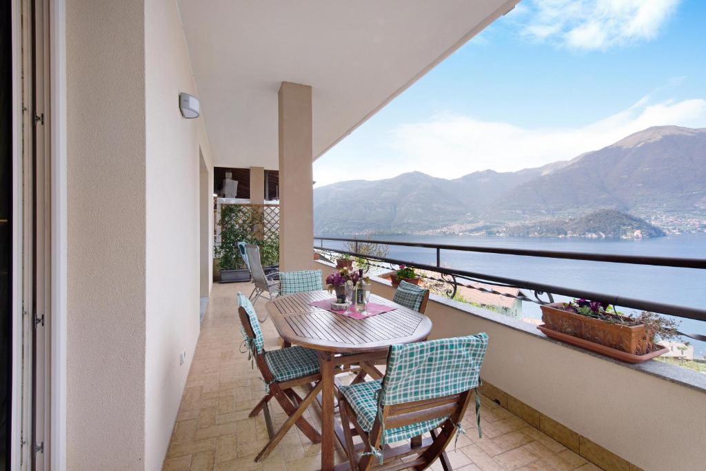 d'un balcon avec une table et des chaises et une vue. dans l'établissement App Al Signorino Lake Bellagio, à Lezzeno