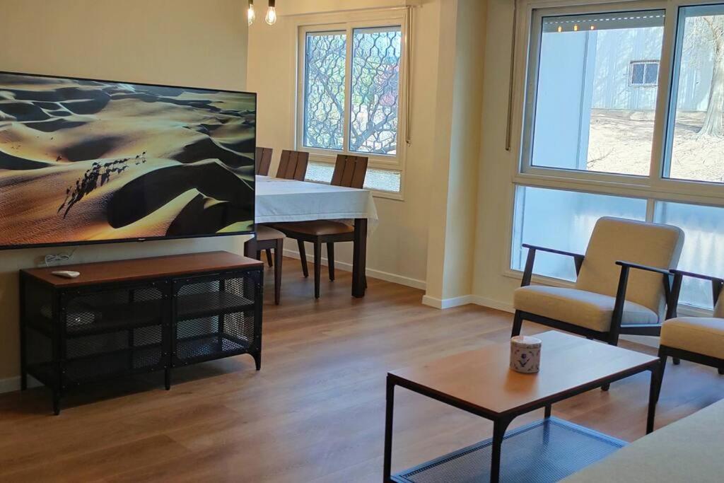 米茨佩·拉蒙的住宿－Desert Breeze，客厅配有沙发和桌子