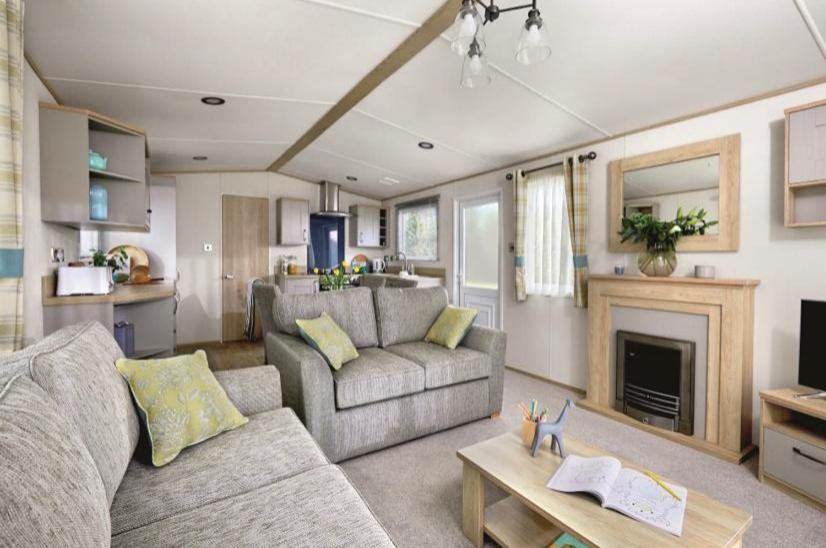 Posezení v ubytování Hoburne Devon Bay stunning 3 bed luxury lodge in Woodland Grove