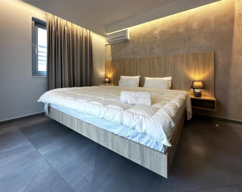 um quarto com uma cama grande num quarto em Rodosrooms in Ilha de Rhodes