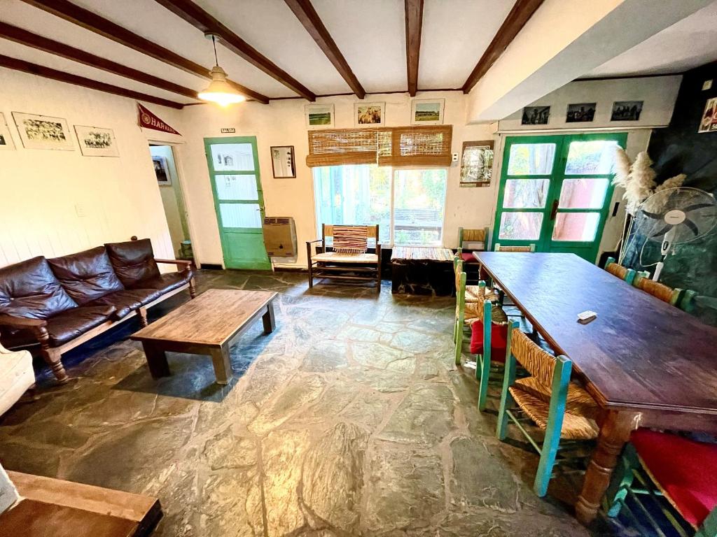 a living room with a couch and a table at Areco hospedaje in San Antonio de Areco